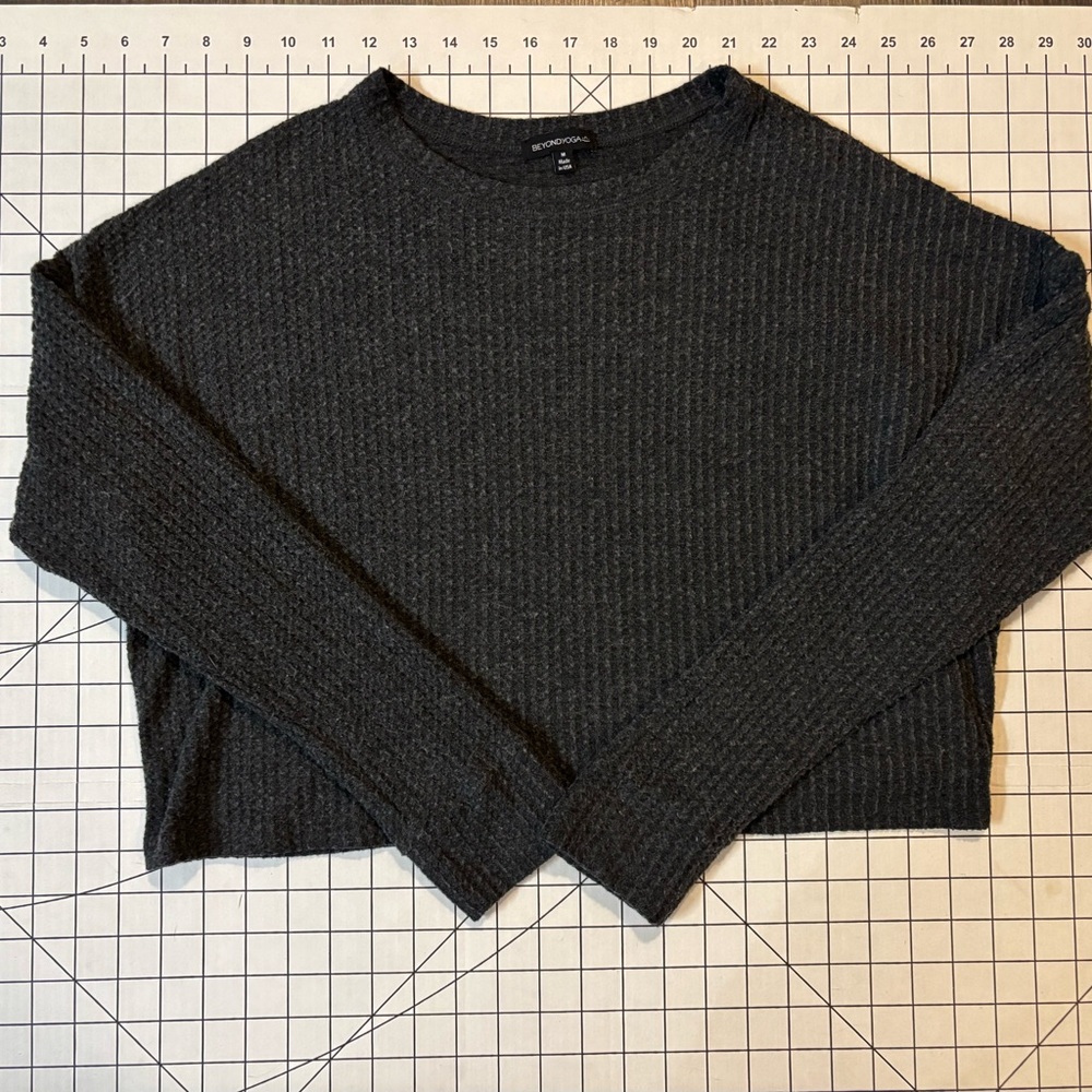 Beyond Yoga Women’s Medium Dark Gray Lightweight Sweater
